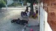 Video: un bebé quedó atrapado en medio de un tiroteo en Brasil y se salvó de milagro