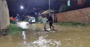 Un río se desbordó tras las lluvias e inundó calles y viviendas en la zona sur de Cochabamba
