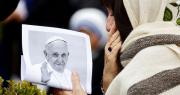 Tras 25 días internado, el papa Francisco muestra una leve mejoría