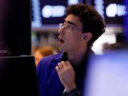 Wall Street sigue en rojo, pero acciones y bonos argentinos se recuperan por efecto del DNU del FMI