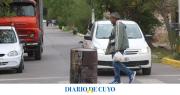 La esquina que genera caídas y caos de tránsito por la falta de una rejilla