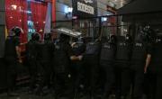 Pocos barras y muchos policías en otra marcha con máxima tensión