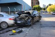 En 5 fotos, así quedaron los autos embestidos por un camión en una calle pronunciada de Neuquén