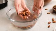 Te explico por qué es importante ‘‘activar’‘ los frutos secos antes de consumirlos, según nutricionistas’