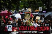 Bajo la lluvia, marcharon en Tucumán por el Día de la Memoria
