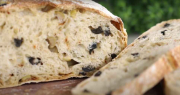 Ni semitas, ni tortitas, ni cremonas: la receta del pan de aceitunas que la está ‘rompiendo’
