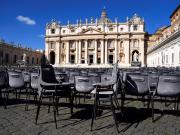 Un aislamiento total y un silencio hermético rodean al papa Francisco en el Vaticano