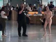 Una mujer desnuda atacó al personal de seguridad en un aeropuerto: se creía princesa de Disney