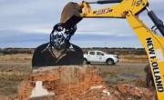Destruyen el monumento de un escritor y periodista en Río Gallegos y se armó lío