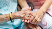 La abuela impidió el vínculo entre su nieta y el padre, años después una prueba de ADN confirmó la paternidad