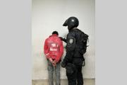 El colmo: la policía detuvo a un sujeto robando pasto de una cancha de futbol