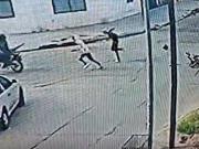 Far West Conurbano: tres ladrones en moto contra una mujer policía y su papá, a fuego cruzado