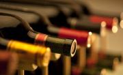 ¿Por qué las botellas de vino deben guardarse acostadas?