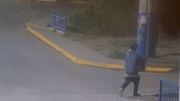 Caminaba con una caja sospechosa y terminó detenido por robo en Roca: lo seguían por las cámaras