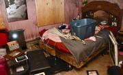 Escalofriante: vivió 20 años en cautiverio, prendió fuego la casa para escapar e investigan a la madrastra