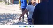 [VIDEO IMPACTANTE] Detuvieron a una mujer que amenazó de muerte a su vecina con un cuchillo de carnicero