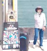 El niño que canta en las calles de La Paz para ayudar a otros