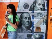 Aranceles de Trump: el dólar cae a su peor nivel en tres años y el panorama a futuro no es bueno