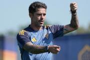 Gago aún no define quien acompañará a Cavani en la delantera