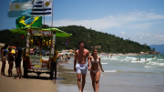 Turismo: se mantiene el recargo del 35% para el dólar tarjeta