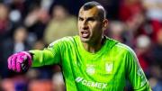 El que es arquero juega como quiere: Nahuel Guzmán le quiso parar un penal a Sergio Ramos ¡de espaldas!