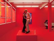 Rojo y cuerpos en movimiento en la nueva apuesta sensorial de Clara Esborraz en ‘Los objetos’