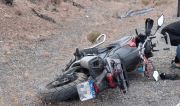 Un motociclista sufrió múltiples fracturas tras derrapar en la Ruta 237, en Piedra del Águila: habría circulado a gran velocidad