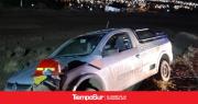 Bomberos recuperan una camioneta que iba a caer en un barranco