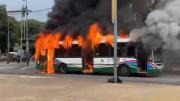 Impactante incendio de un colectivo en Parque Avellaneda