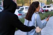 Hombre detenido tras asaltar y arrastrar a una mujer para robarle la cartera