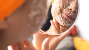 Con solo dos ingredientes, prepara una mascarilla casera para pieles grasas