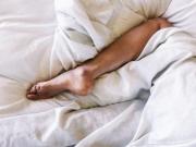 Por qué sacamos un pie de la cama para dormir, según la ciencia