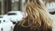 Prueba esta mascarilla casera de 2 ingredientes para restaurar un cabello seco y dañado