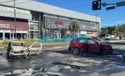 Tremendo choque en Camino Centenario y un auto se prendió fuego: hay desvíos