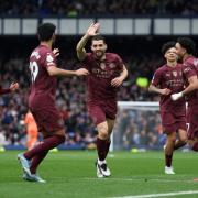El Manchester City le ganó 2-0 al Everton sobre la hora y se mantuvo en zona de Champions