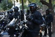 Se atrasó en el pago de un perfume y la vendedora la amenazó de muerte