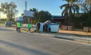 Vuelco y milagro en la rotonda Favaloro de Berisso: un herido