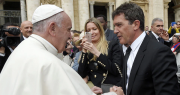 Dolor, emoción y respeto: famosos de todo el mundo despidieron al papa Francisco