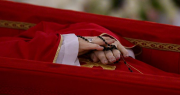 Difundieron las primeras imágenes del papa Francisco en el féretro