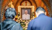 El Vaticano comparte las primeras fotos del papa Francisco en su ataúd