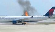 Pasajeros se convierten en héroes al sujetar el techo del avión tras un fallo