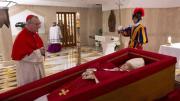 Hacen públicas las primeras fotografías de Francisco en su ataúd
