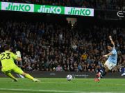 Dibu Martínez sufrió en Manchester: el City se quedó con una agónica victoria ante el Aston Villa y la lucha por la Champions está al rojo vivo