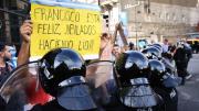 Tensión con los jubilados que reclaman en el Congreso: la marcha se extendió hacia Casa Rosada