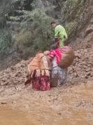 Pasajeros arriesgan sus vidas ante el colapso vial en Yungas. (16:13)