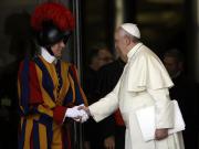 La historia de los guardias suizos: el día que el papa Francisco echó a uno de ellos y por qué les pedía que descansen