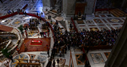 El incesante peregrinar de fieles que despiden al Papa obligó a las autoridades a tomar una nueva decisión