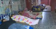Madres y padres pasan la noche en el piso del ingreso del hospital de Niños con la esperanza de conseguir una ficha de atención