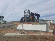 Echaron a una cúpula distrital de Vialidad por demoler el monumento a Osvaldo Bayer en Santa Cruz