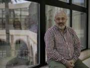 Daniel Cassany: Prohibir el celular en las aulas no va a solucionar los problemas